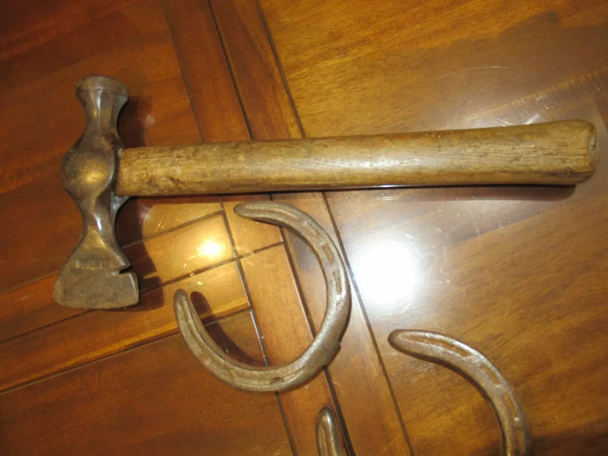 antiques vintage horse shoes tools cottage pub - Image 4