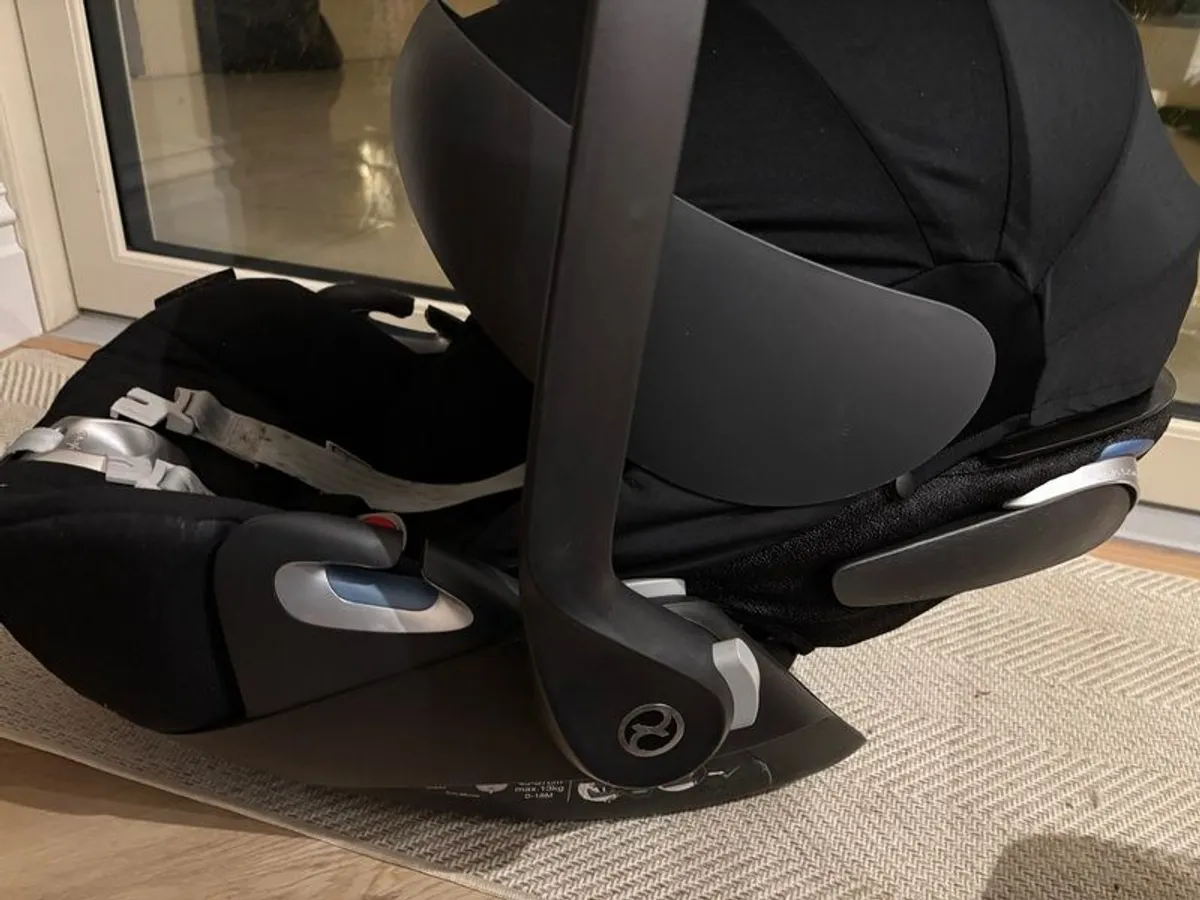 Cybex cloud z car seat, isofix and rain cover - Image 4