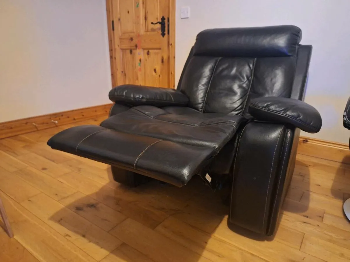Single leather recliner - Image 1
