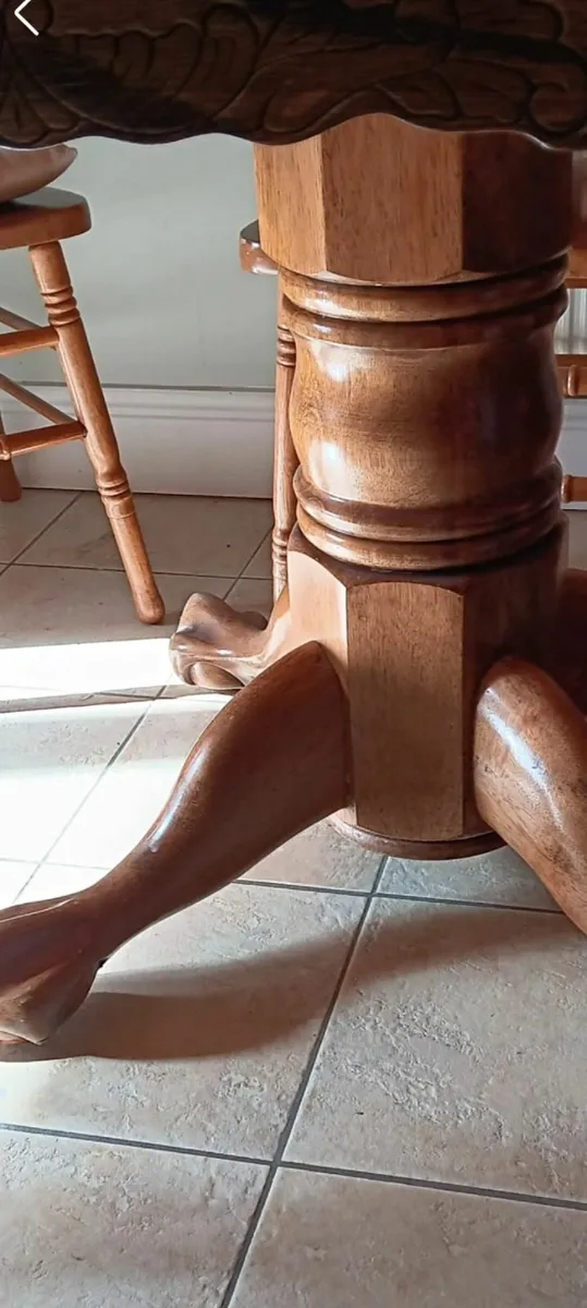 Table and chairs - Image 3