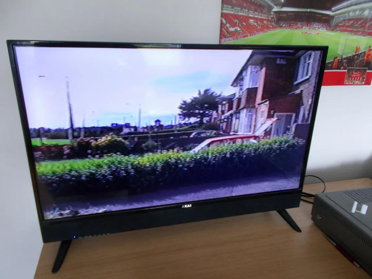 Akai TV Set and 5 Retro Joysticks with Games - Image 2