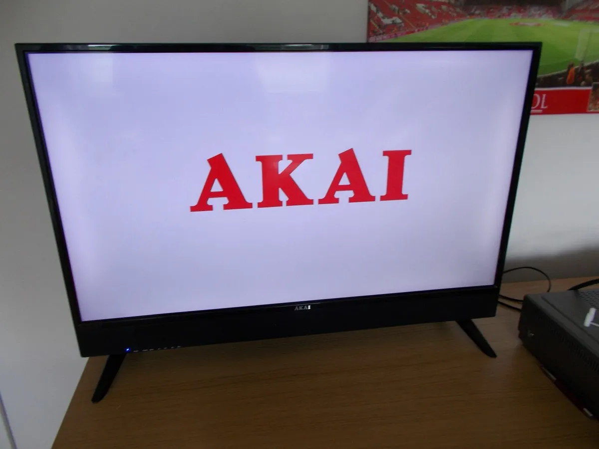 Akai TV Set and 5 Retro Joysticks with Games - Image 1