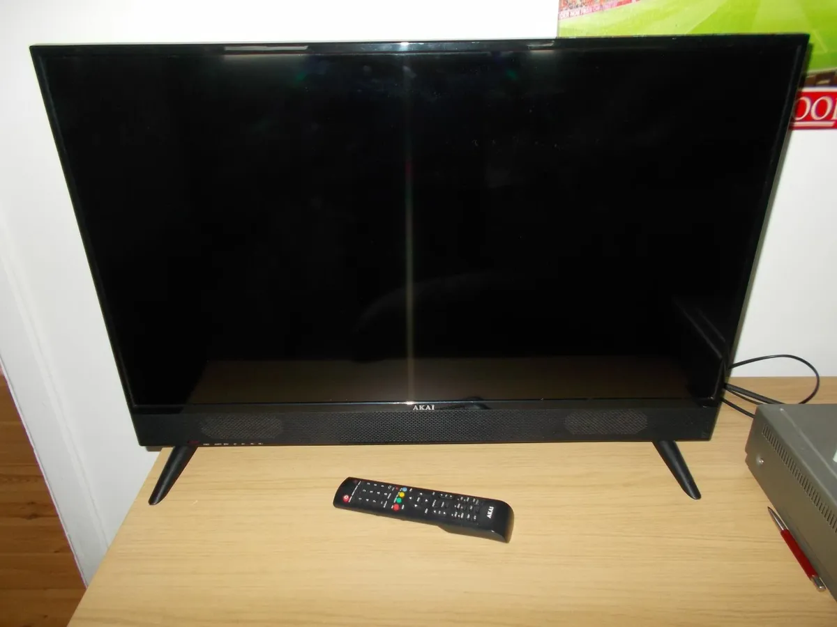 Akai TV Set and 5 Retro Joysticks with Games - Image 3