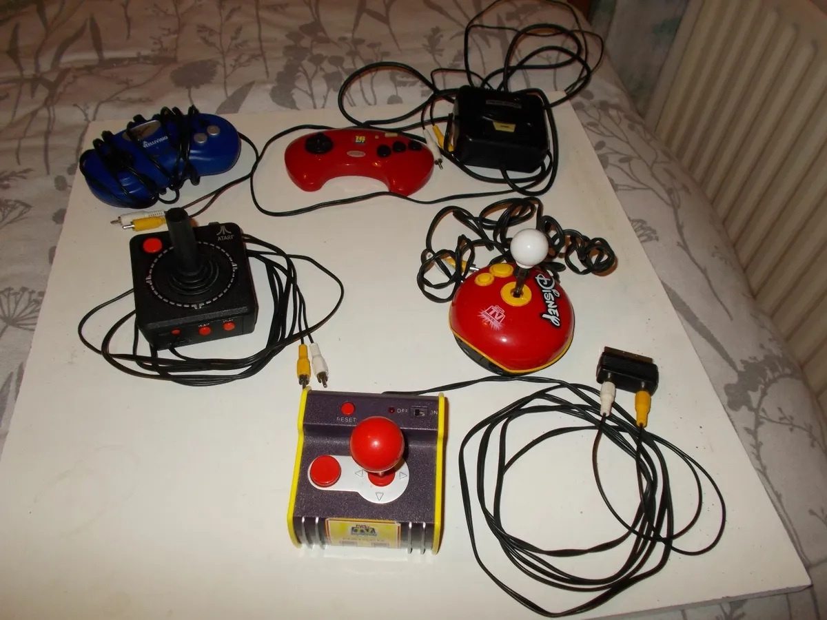 Akai TV Set and 5 Retro Joysticks with Games - Image 4