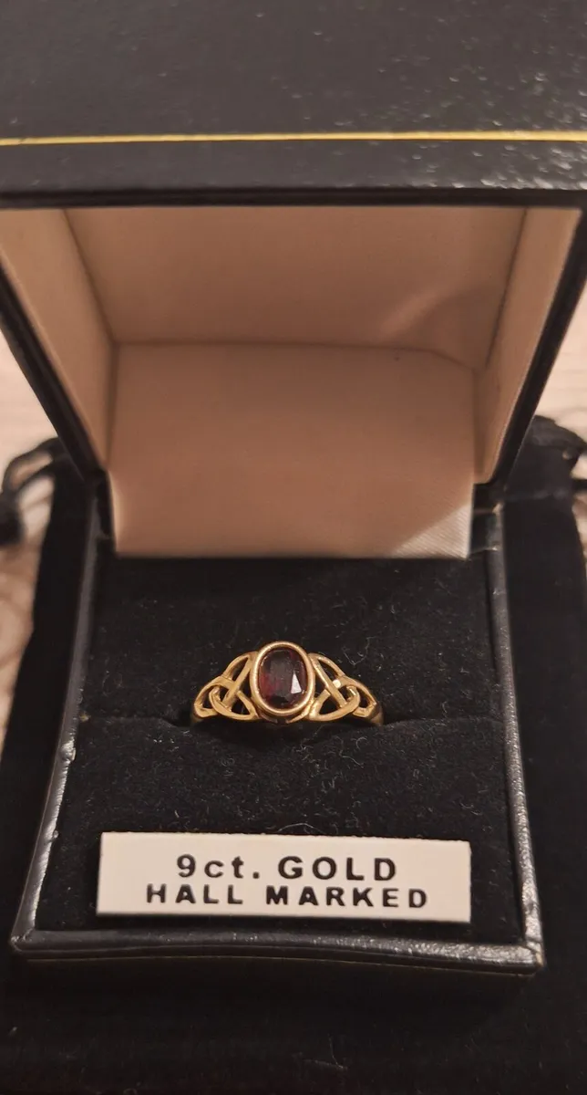 9ct Gold Ring - Image 1