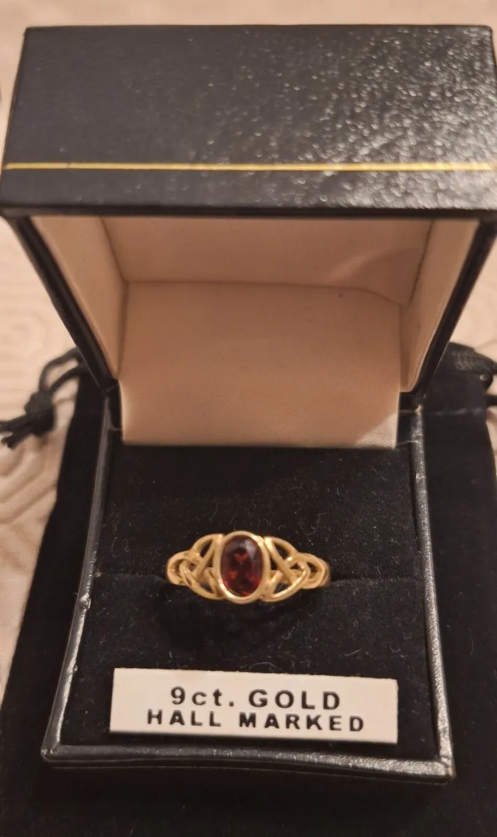 9ct Gold Ring - Image 2