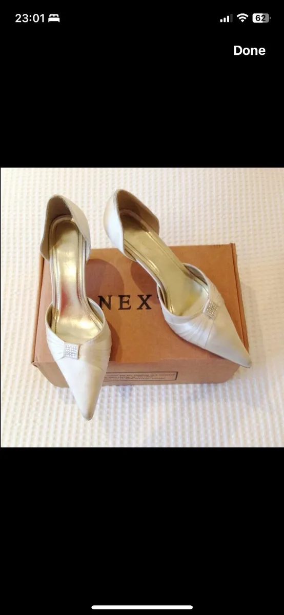 Stunning Wedding Dress: Size 10 - Image 3