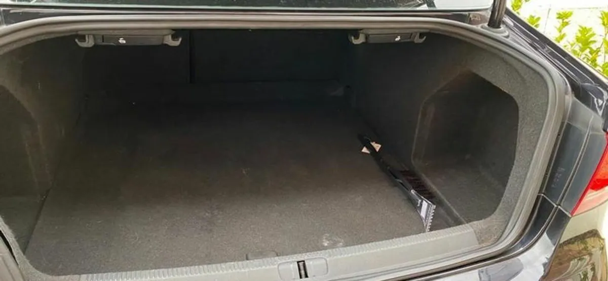 Volkswagen Passat 2013 - Image 2