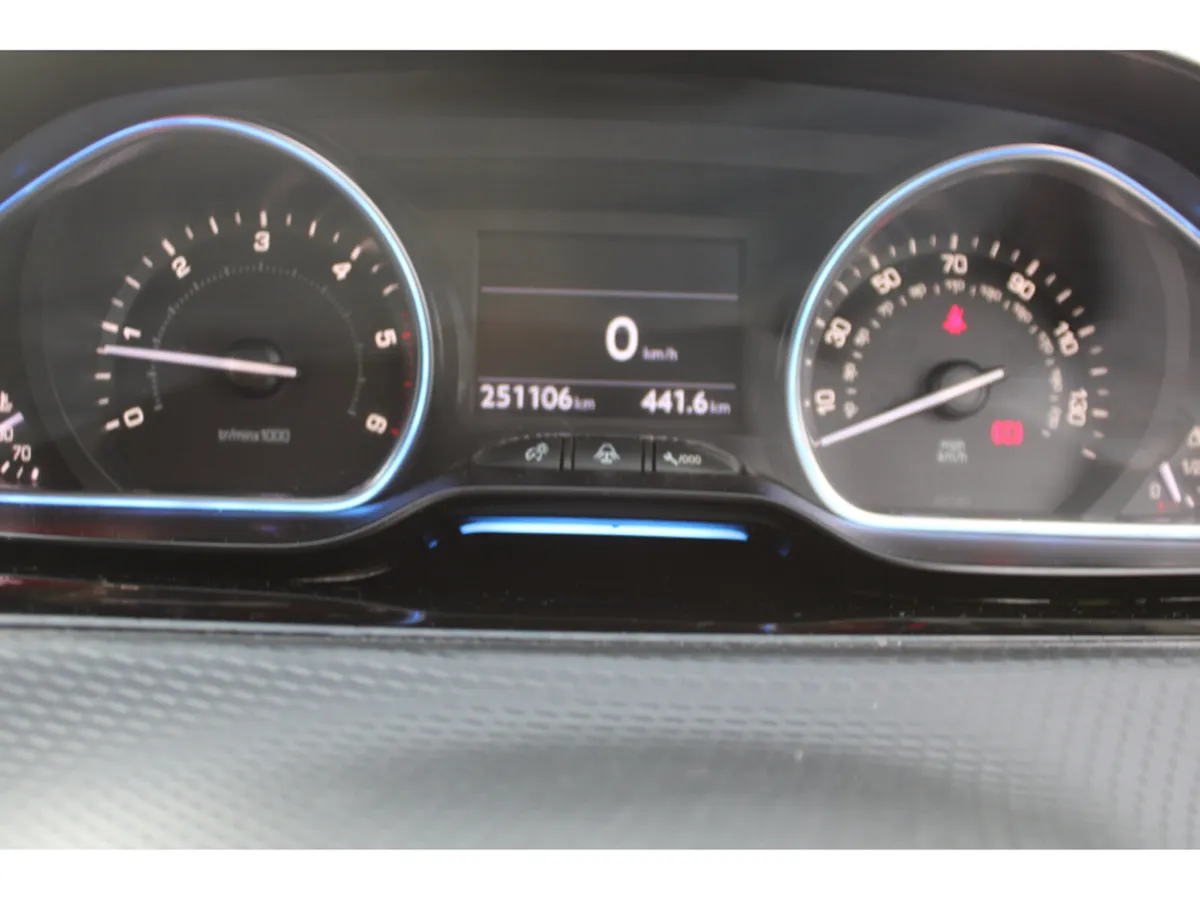 Peugeot 2008 1.6 E-HDI FELINE MISTRAL 115 - Image 4