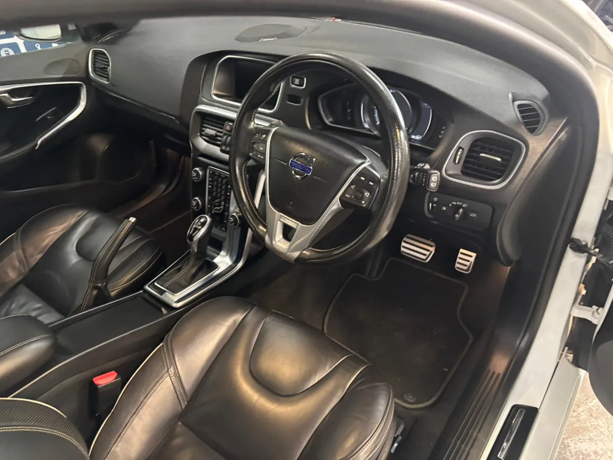 Volvo V40 2016. D4 R-DESIGN  AUTOMATIC - Image 3