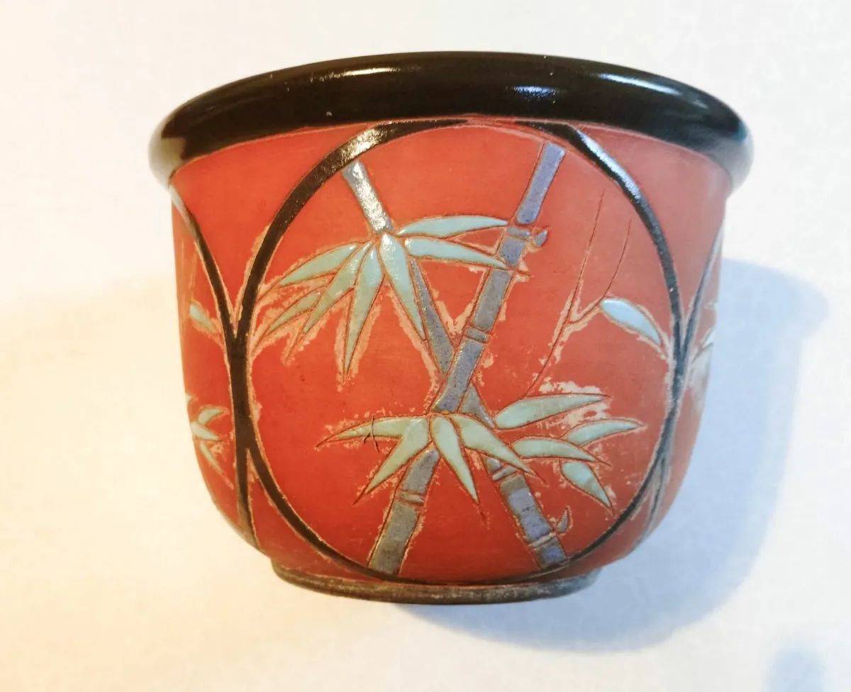 LOVELY CLAY PLANT POT (GOOD CONDITION). - Image 1