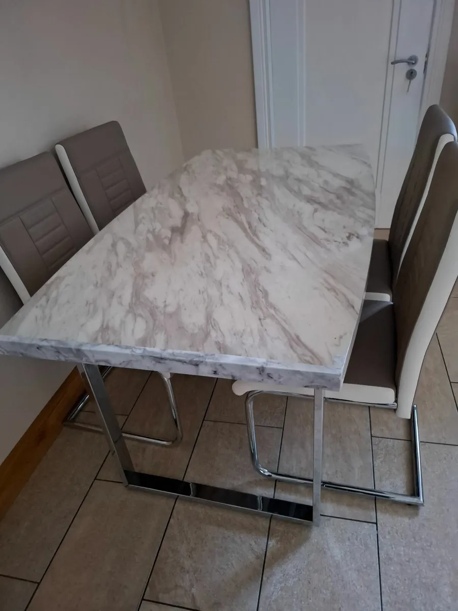 Table 4 chairs - Image 1