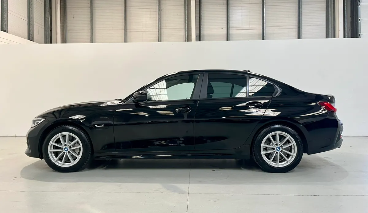 BMW 3 Series 330e - Image 4