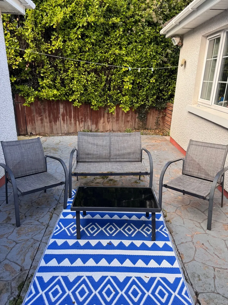 Outdoor table & chairs - Image 1