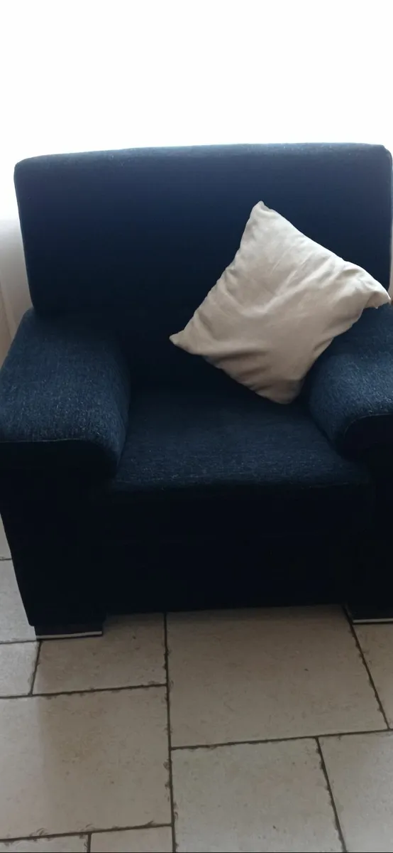 L shape sofa and armchair c/w 3 footstools - Image 4