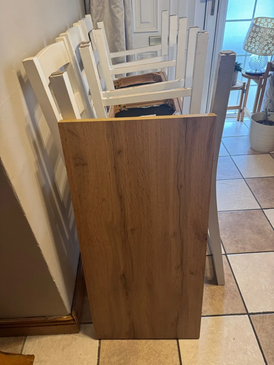 Table n chairs - Image 1