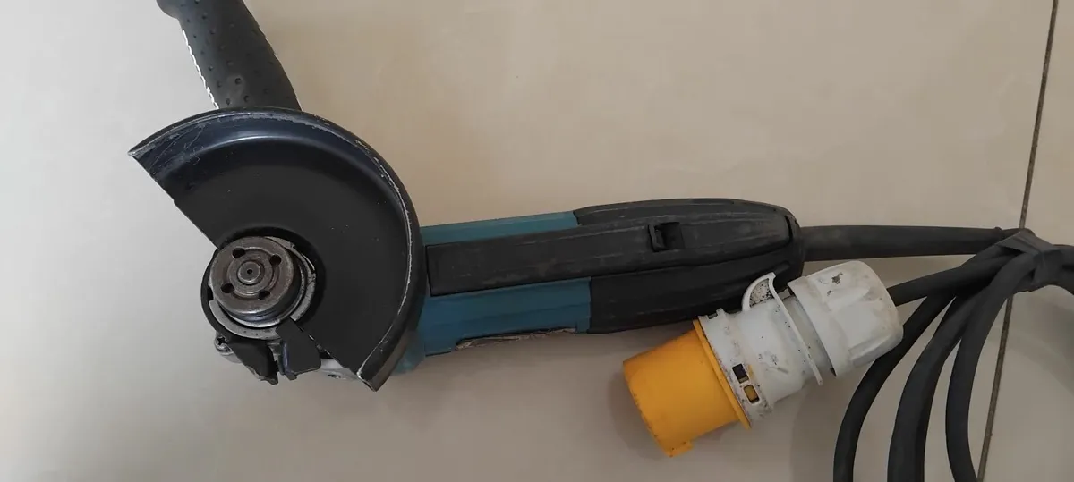 Makita GA4034 100mm Grinder 110v - Image 3