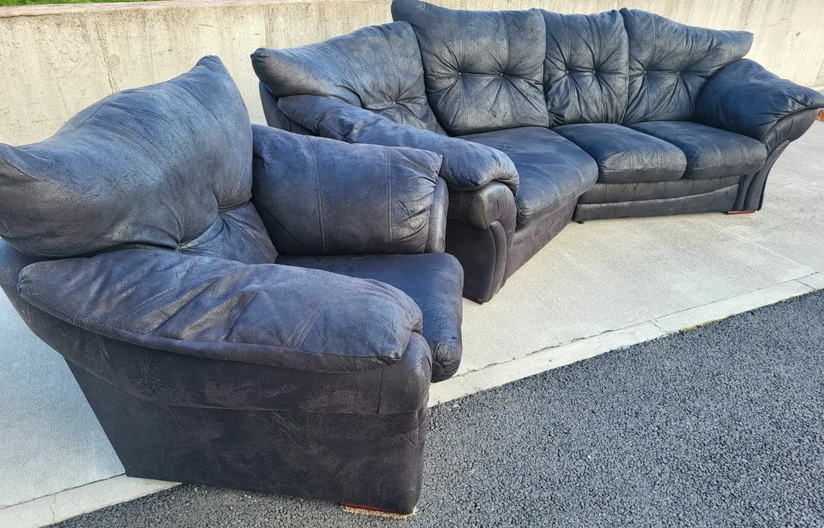 Lovely large leather corner sofa and armchair. - Image 3