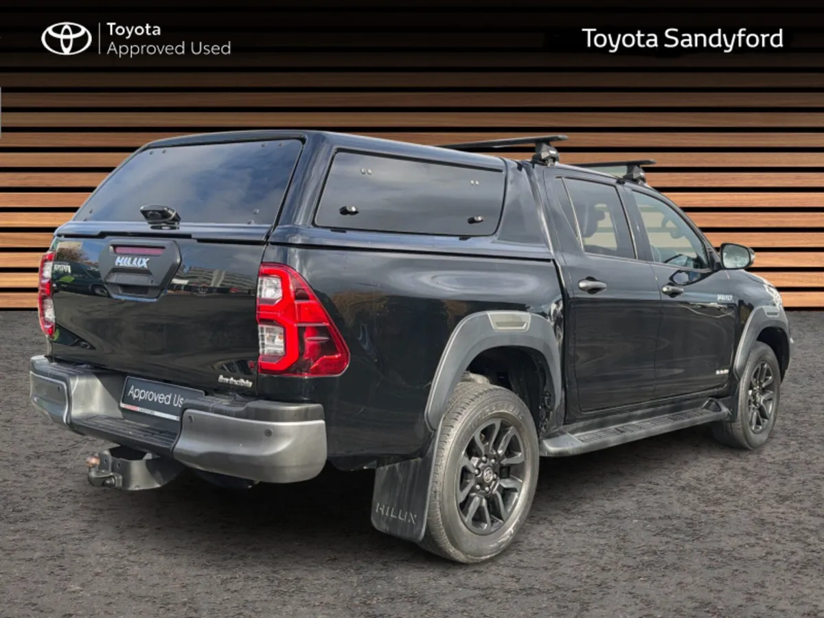 Toyota Hilux 2.8 INVINCIBLE AUTOMATIC // HEATED LE - Image 2