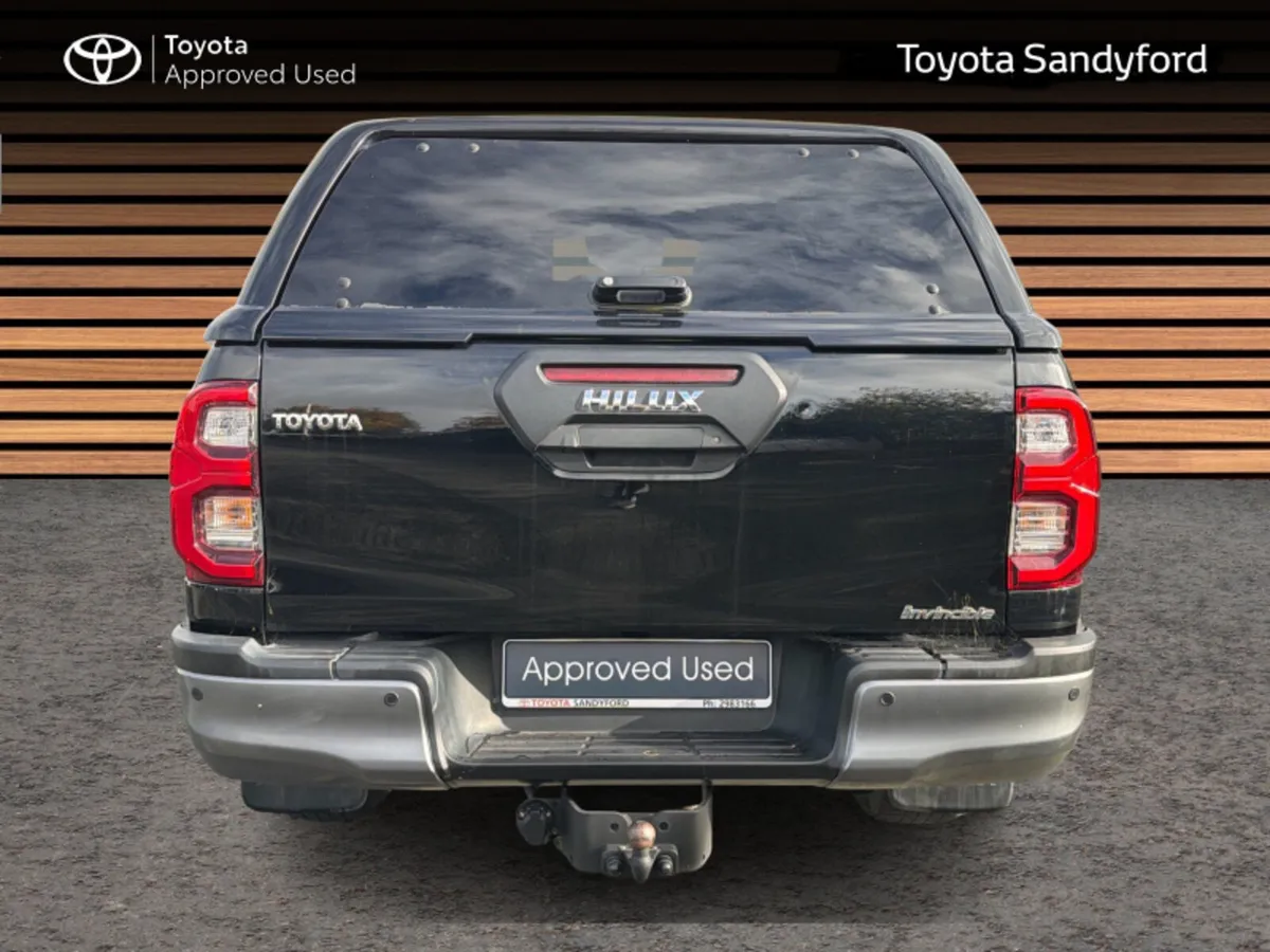 Toyota Hilux 2.8 INVINCIBLE AUTOMATIC // HEATED LE - Image 4