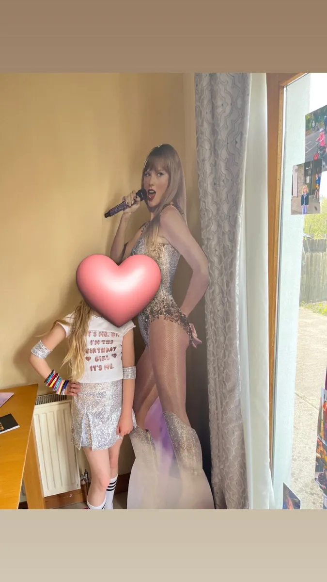 Taylor swift life size cardboard cutout - Image 1