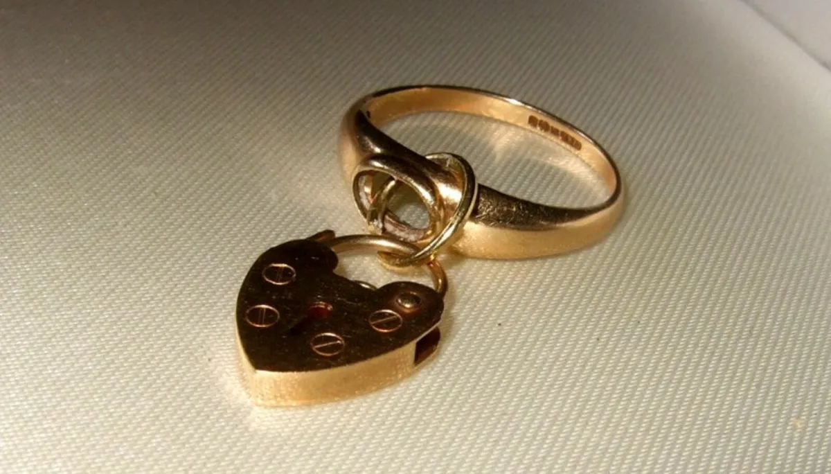 Vintage 9ct Padlock Gold Charm Ring - Image 1