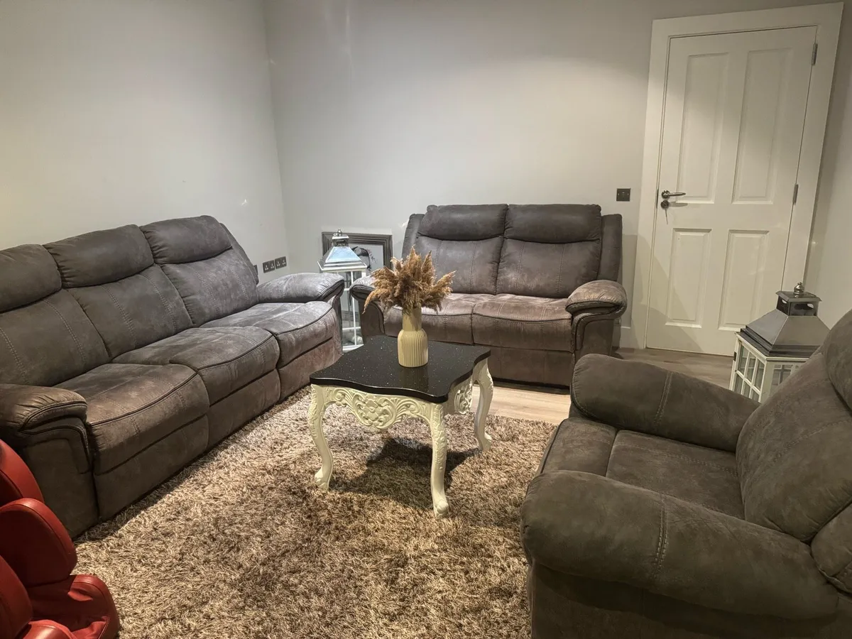 Harvey Norman 3+2+1 seater suite all recliner - Image 1