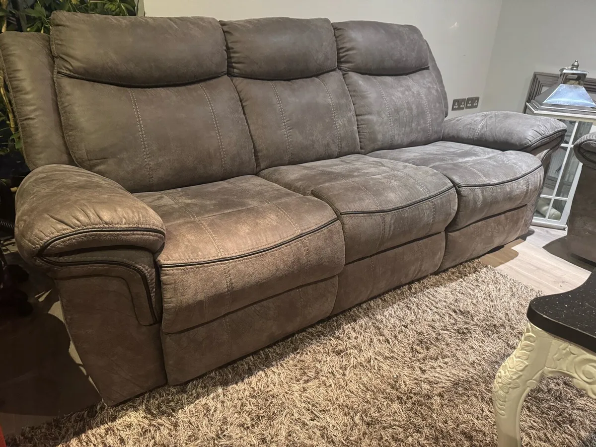 Harvey Norman 3+2+1 seater suite all recliner - Image 2