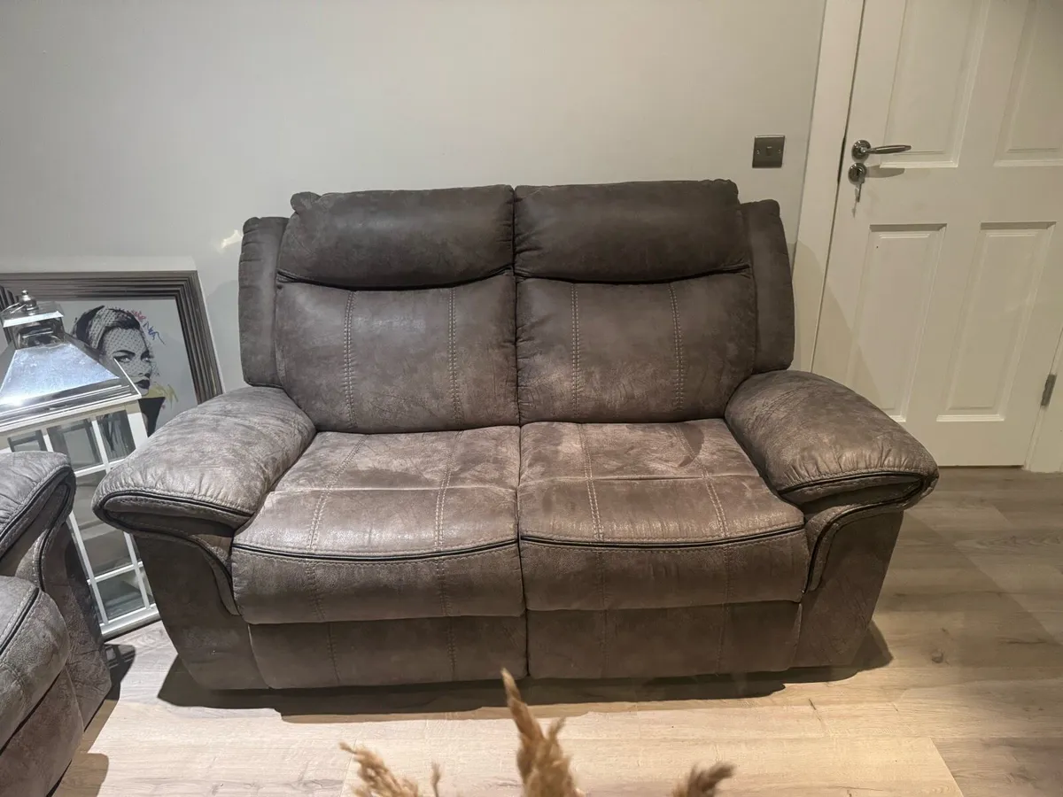 Harvey Norman 3+2+1 seater suite all recliner - Image 3