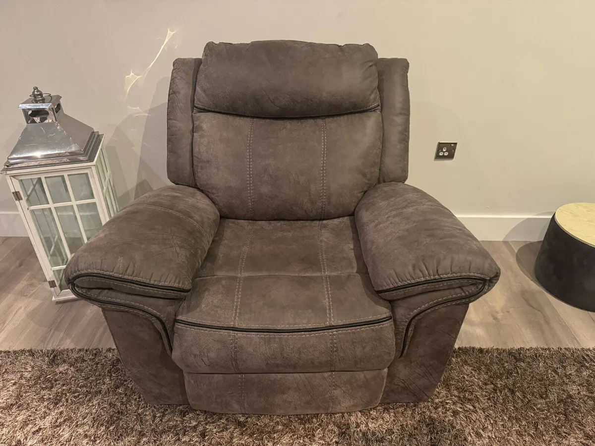 Harvey Norman 3+2+1 seater suite all recliner - Image 4