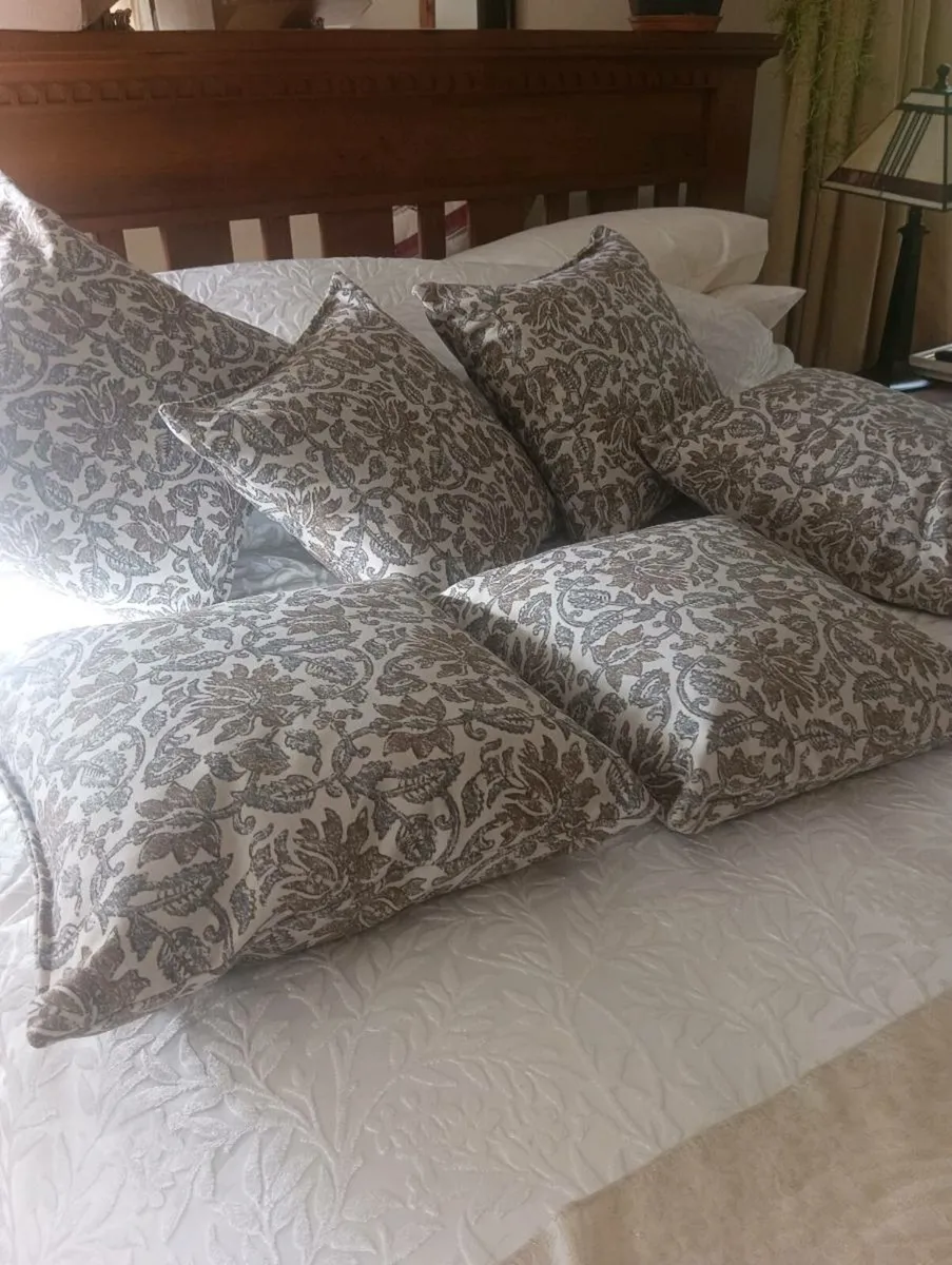 6 beautiful new cushions,not used.40lot. - Image 1