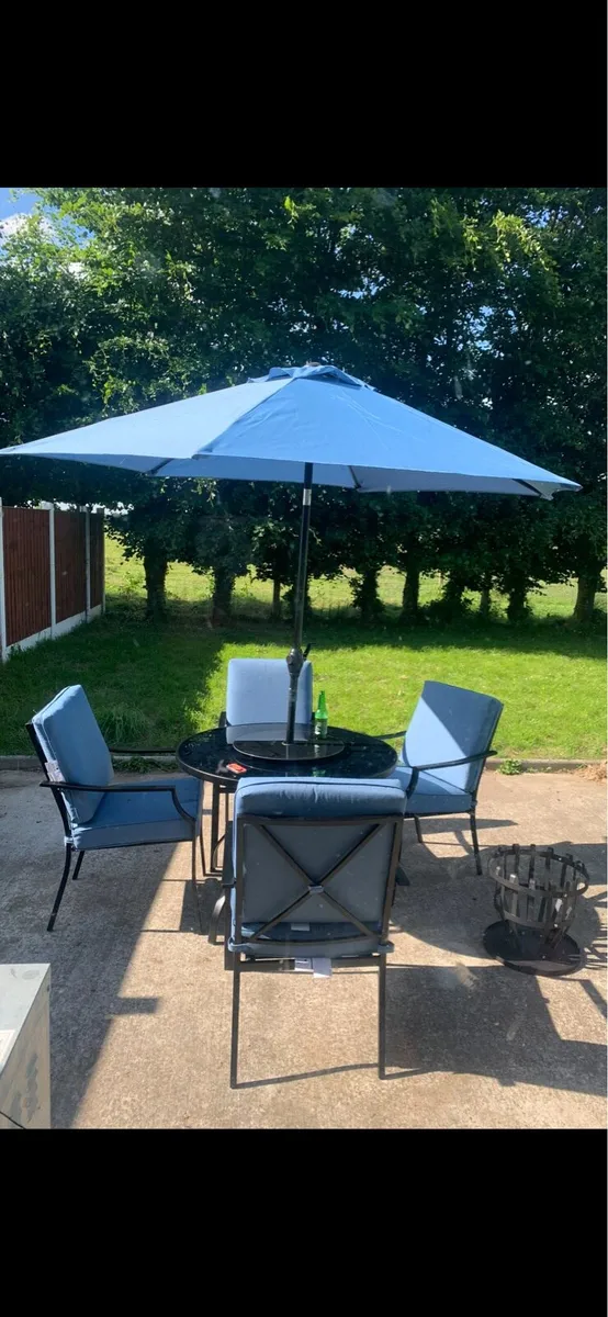 Garden Furniture Set with parasol - Image 1