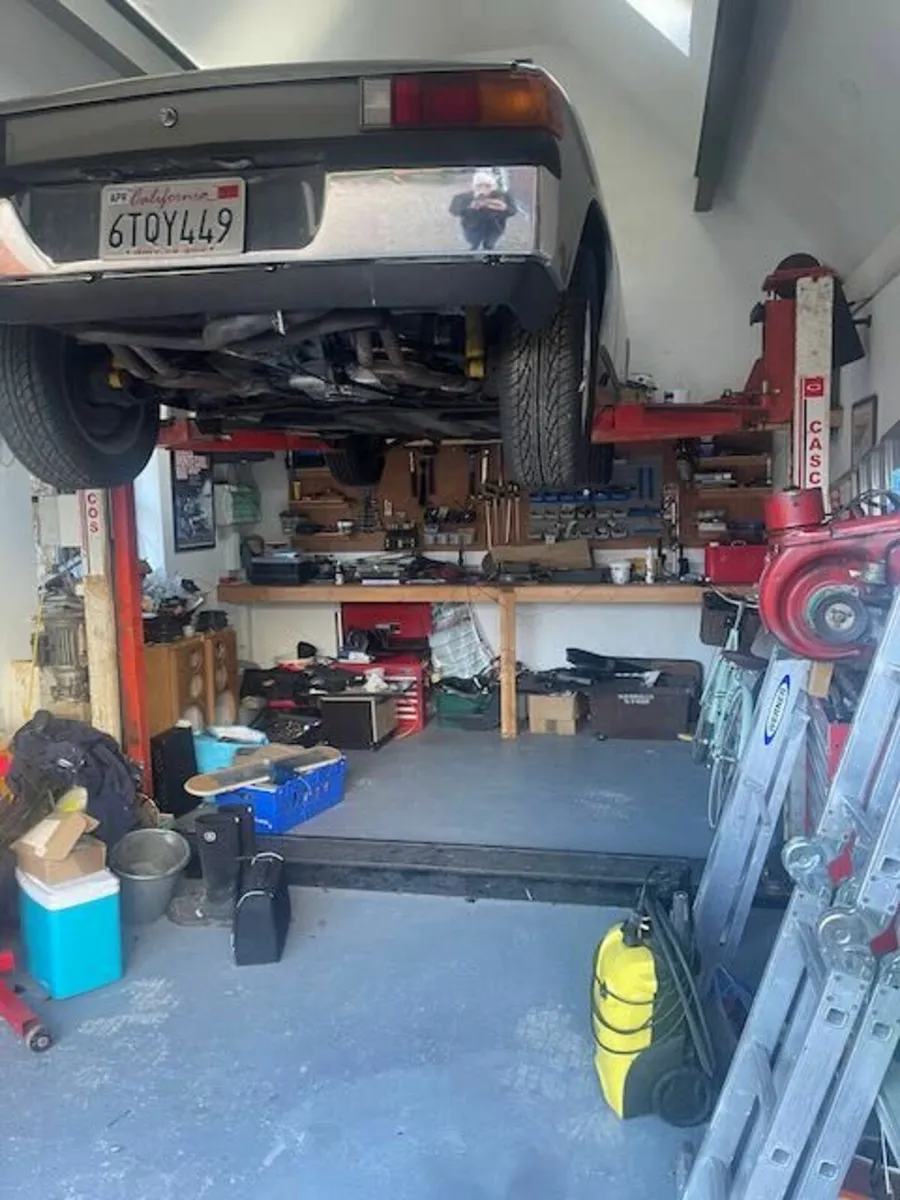 Cascos Single Phase Two Pole Car Lift - Image 1