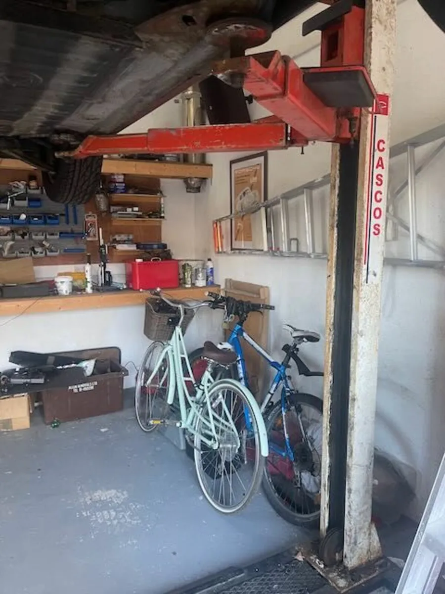 Cascos Single Phase Two Pole Car Lift - Image 4