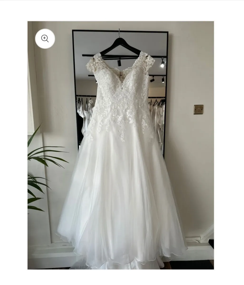 Wedding dress - Image 1