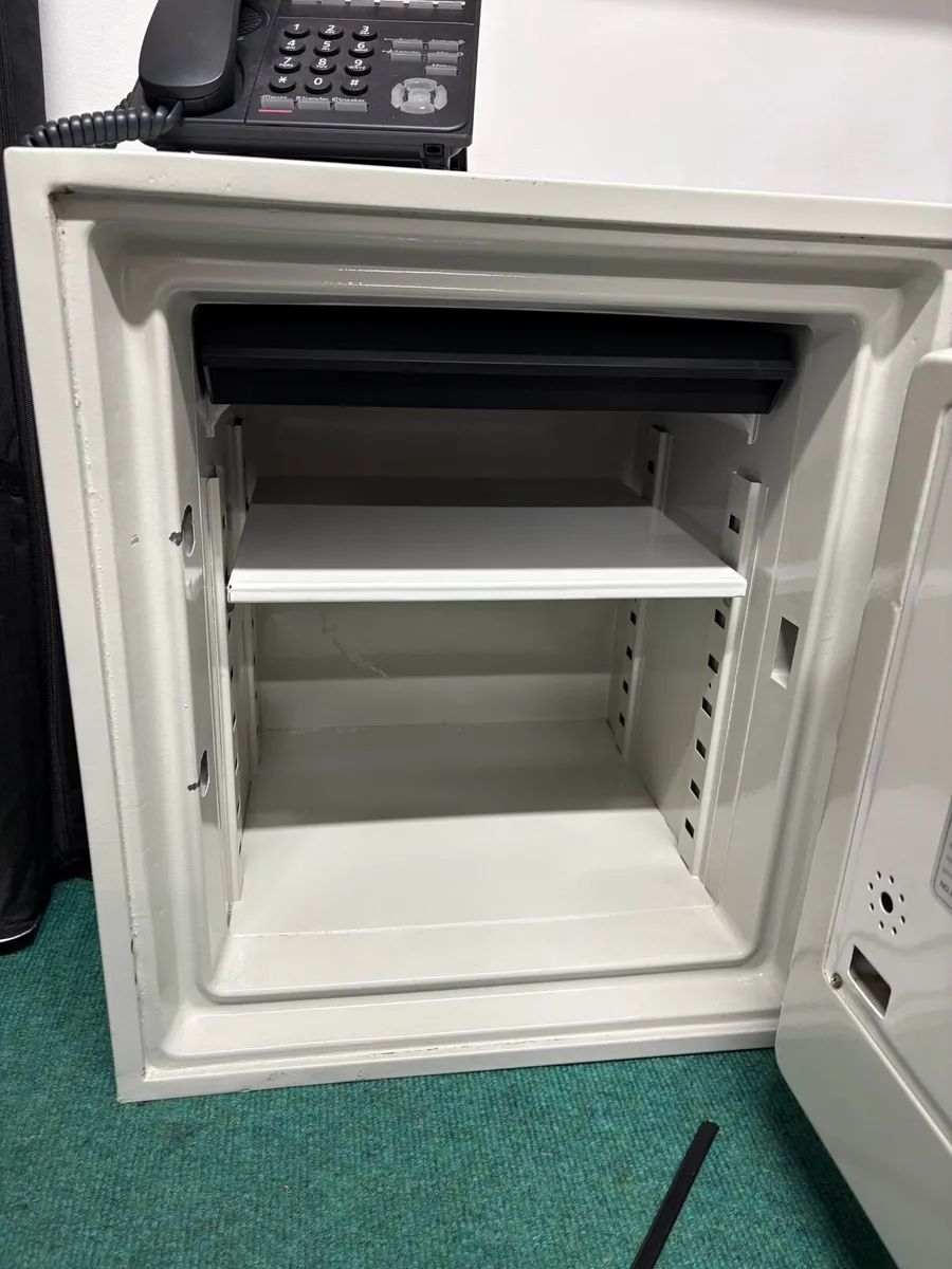 Fire resistant Safe - Image 3