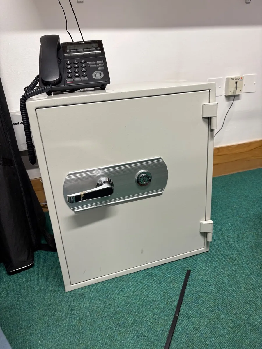 Fire resistant Safe - Image 1