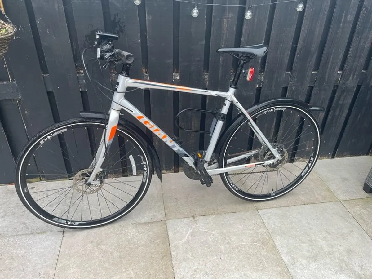 Giant Hybrid Men's bike L - Image 1