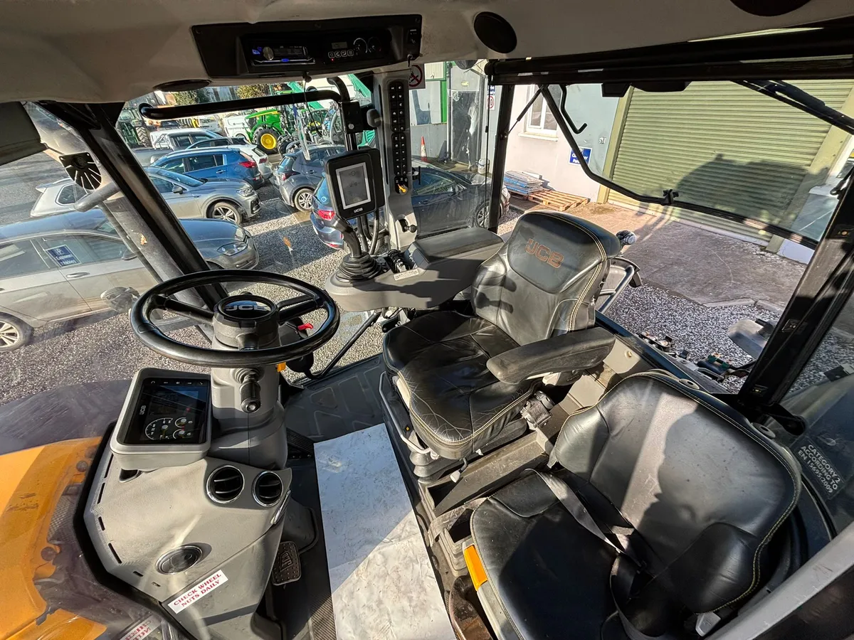 2015 JCB Fastrac 4220 - Image 4