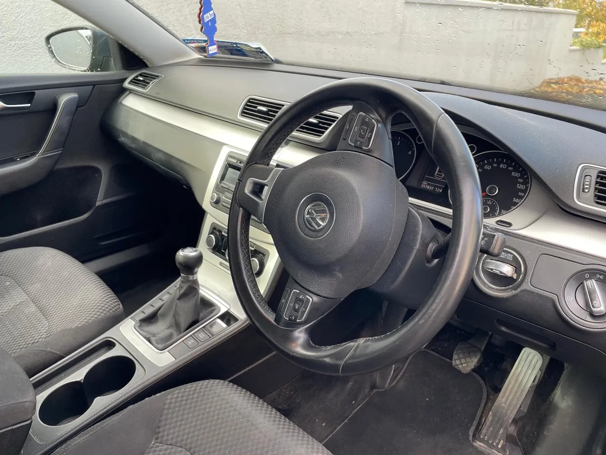 Volkswagen Passat 2011 - Image 2