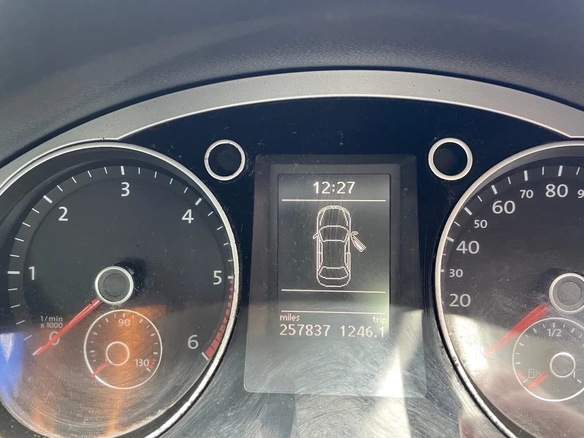 Volkswagen Passat 2011 - Image 3