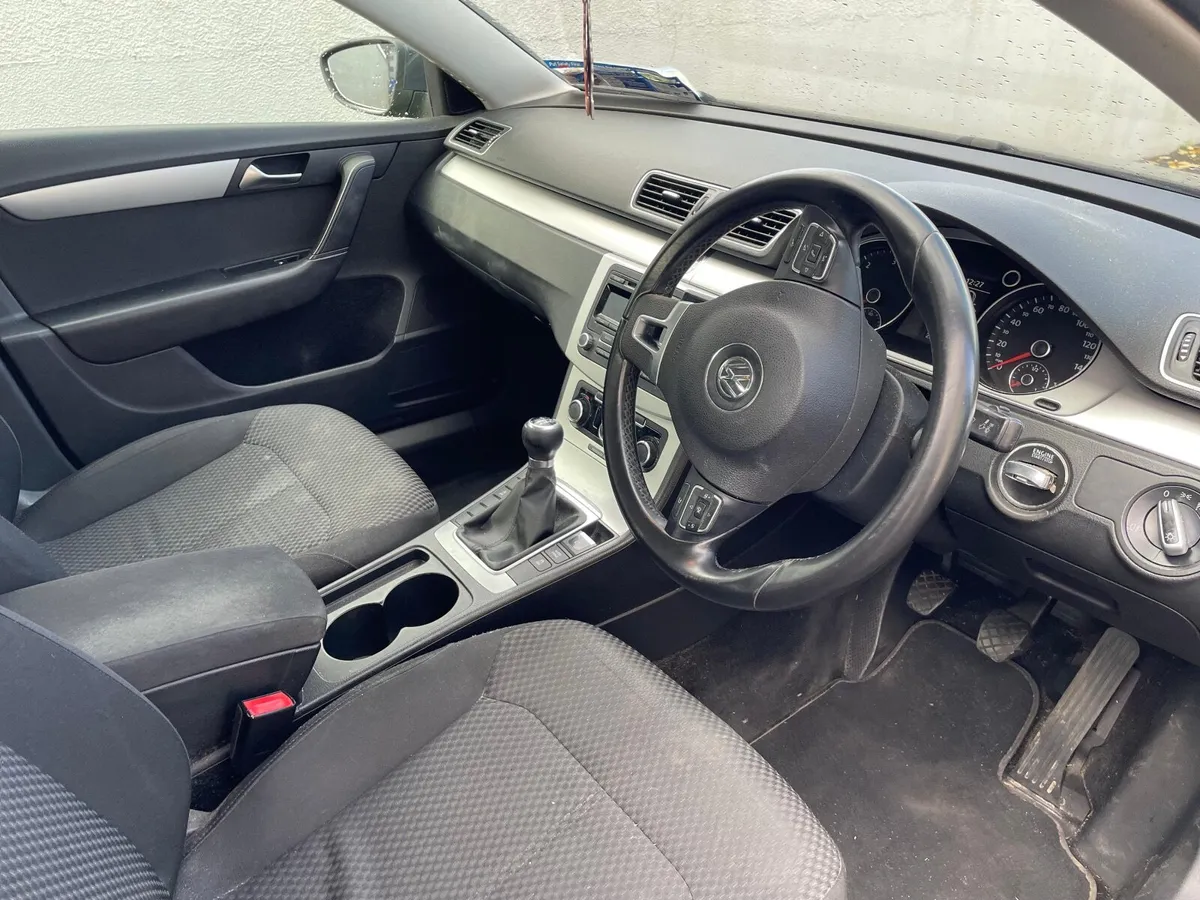 Volkswagen Passat 2011 - Image 4