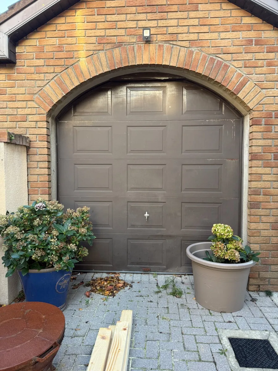 Garage door - Image 1