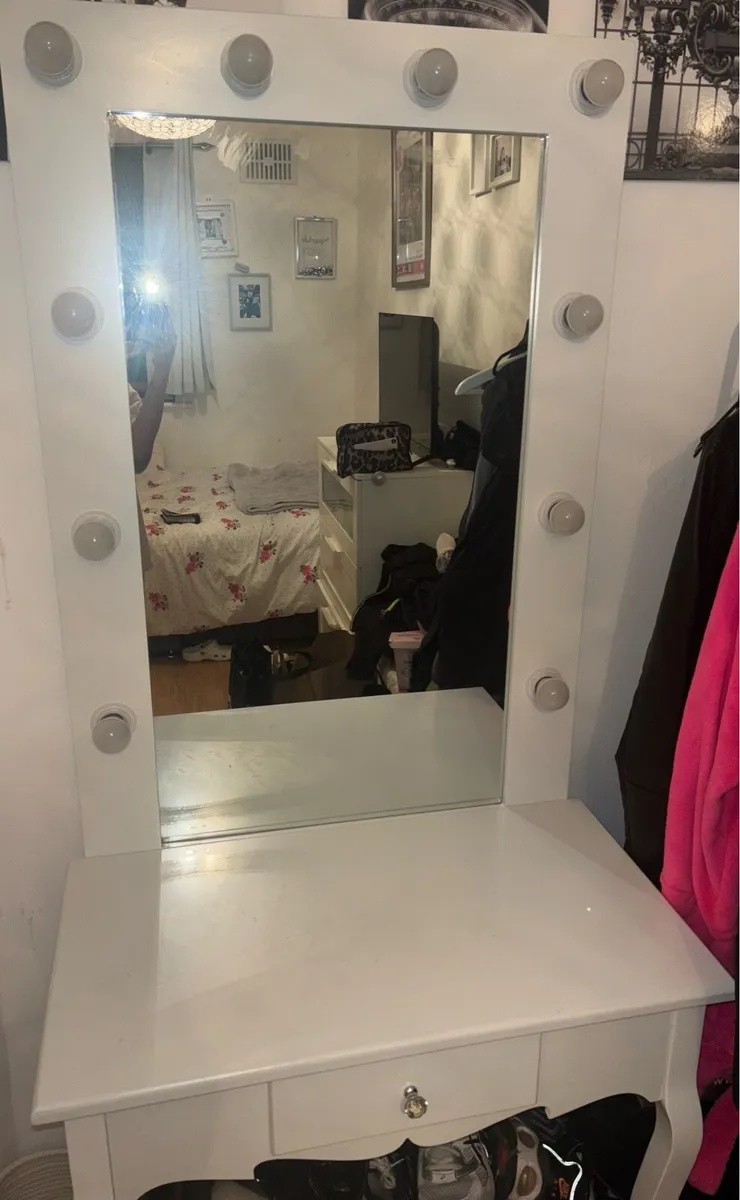 Dressing table - Image 1