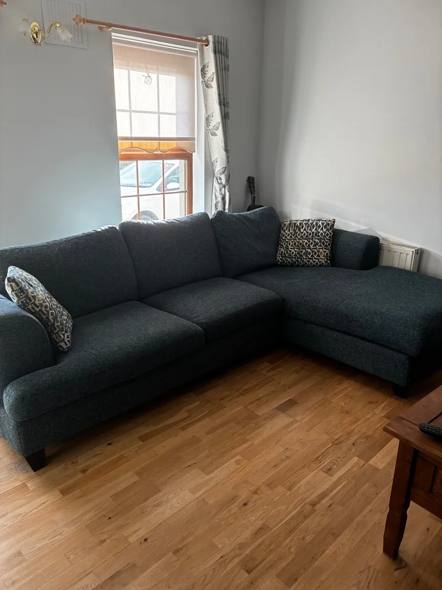 Suite of furniture - Image 1