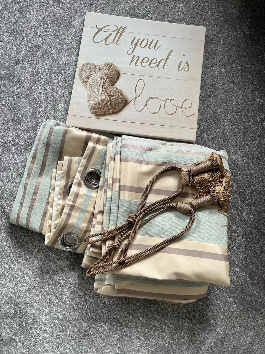 Curtains, tie backs and matching canvas - Image 1