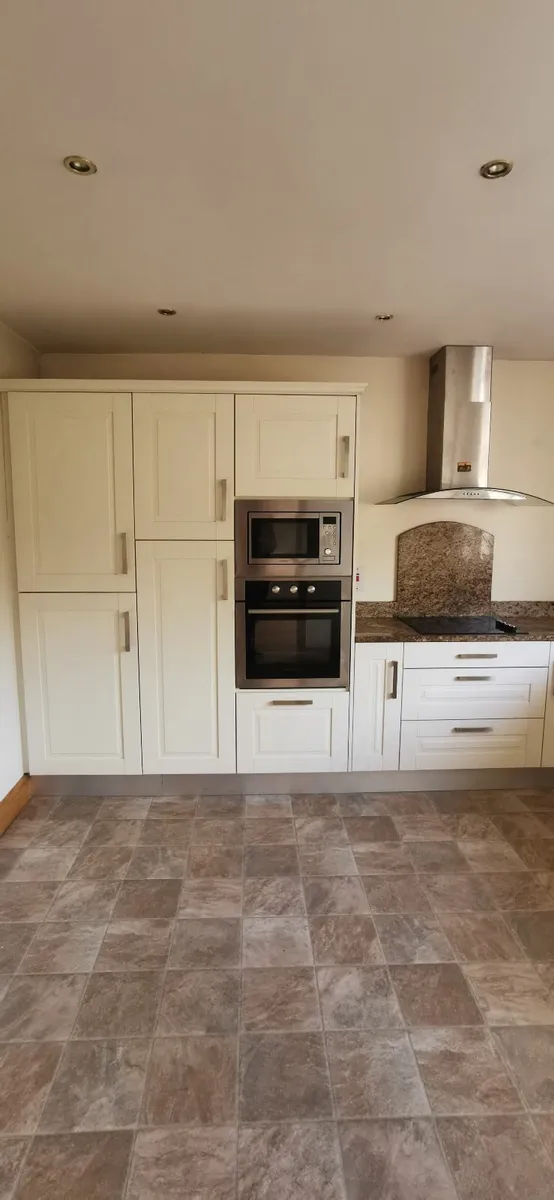 Kitchen with Quartz Worktop - Image 3