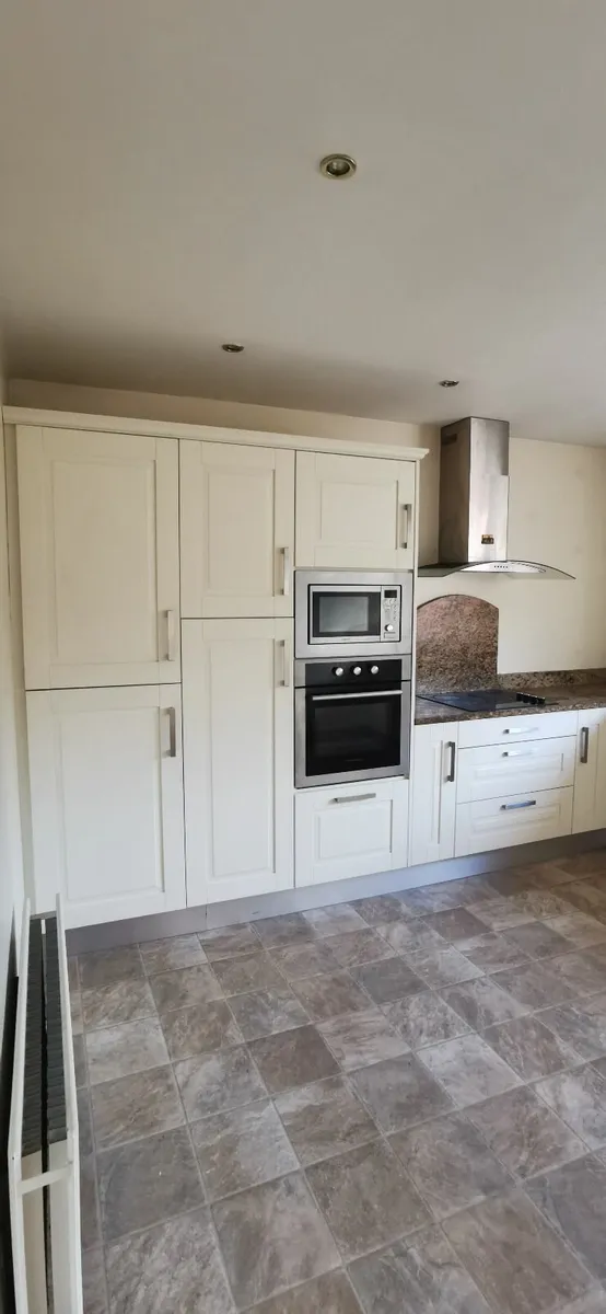 Kitchen with Quartz Worktop - Image 4