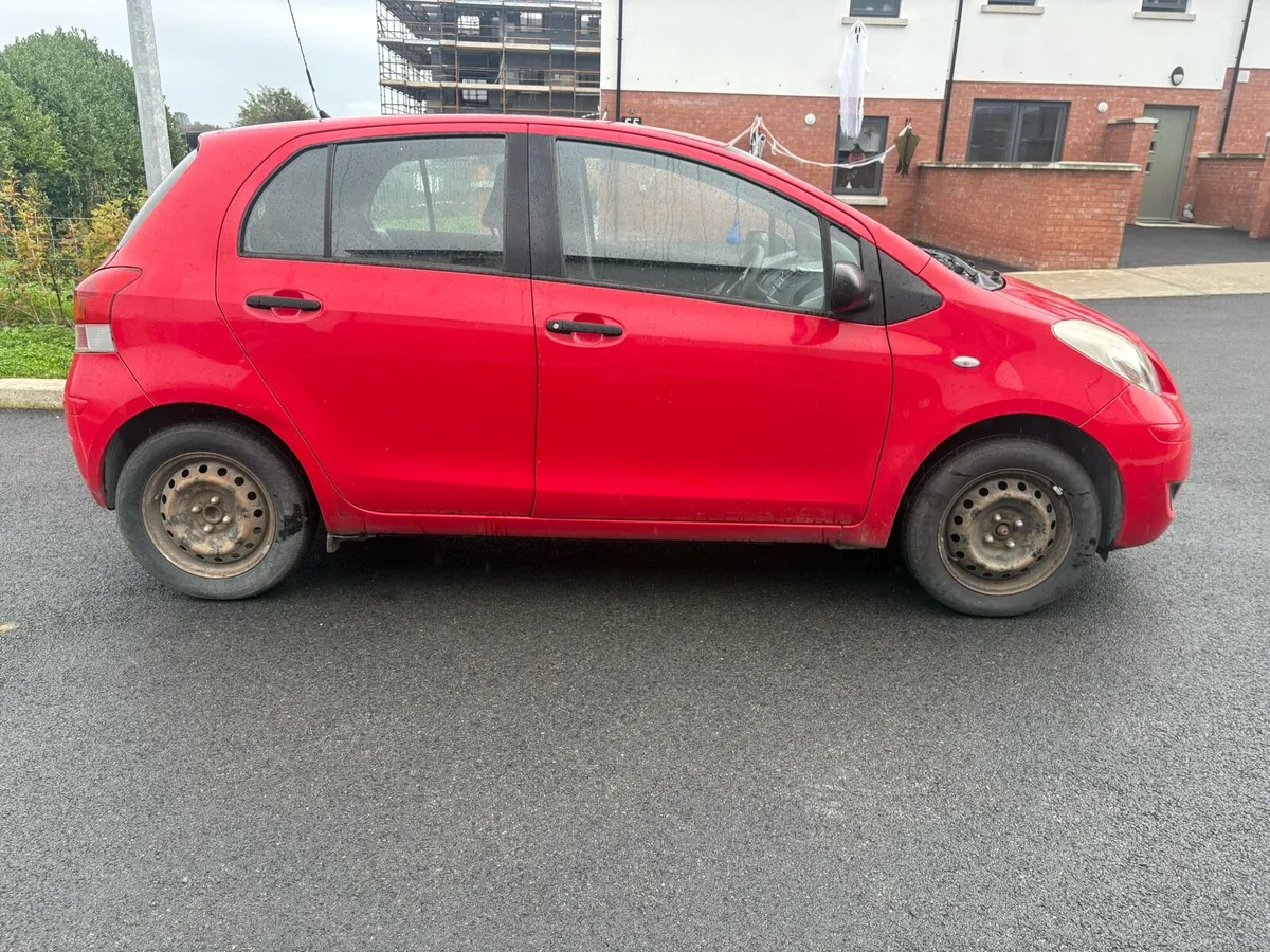09 Toyota Yaris - Image 2