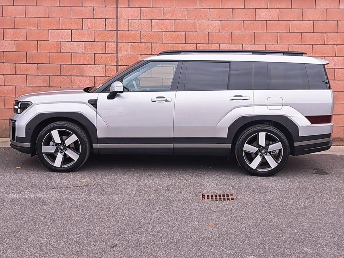 Hyundai Santa Fe 4 Wheel Drive Plug In Hybrid Pre - Image 3